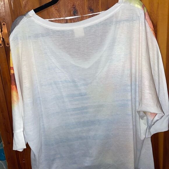 3/4 sleeve flowy lightweight v neck blouse - Picture 4 of 4